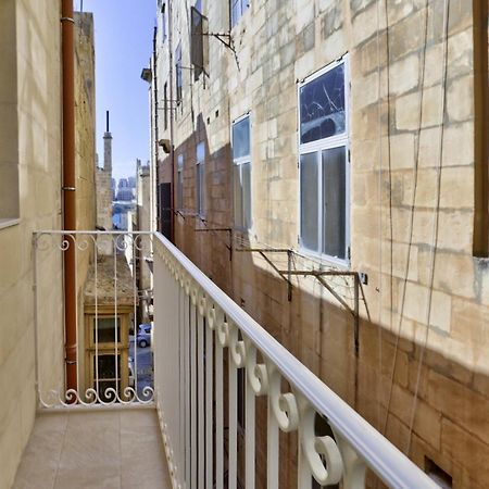 Exquisite 3-Bedroom Duplex Penthouse With Jacuzzi In Valletta Centre Esterno foto