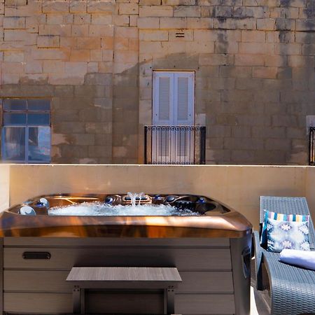 Exquisite 3-Bedroom Duplex Penthouse With Jacuzzi In Valletta Centre Esterno foto