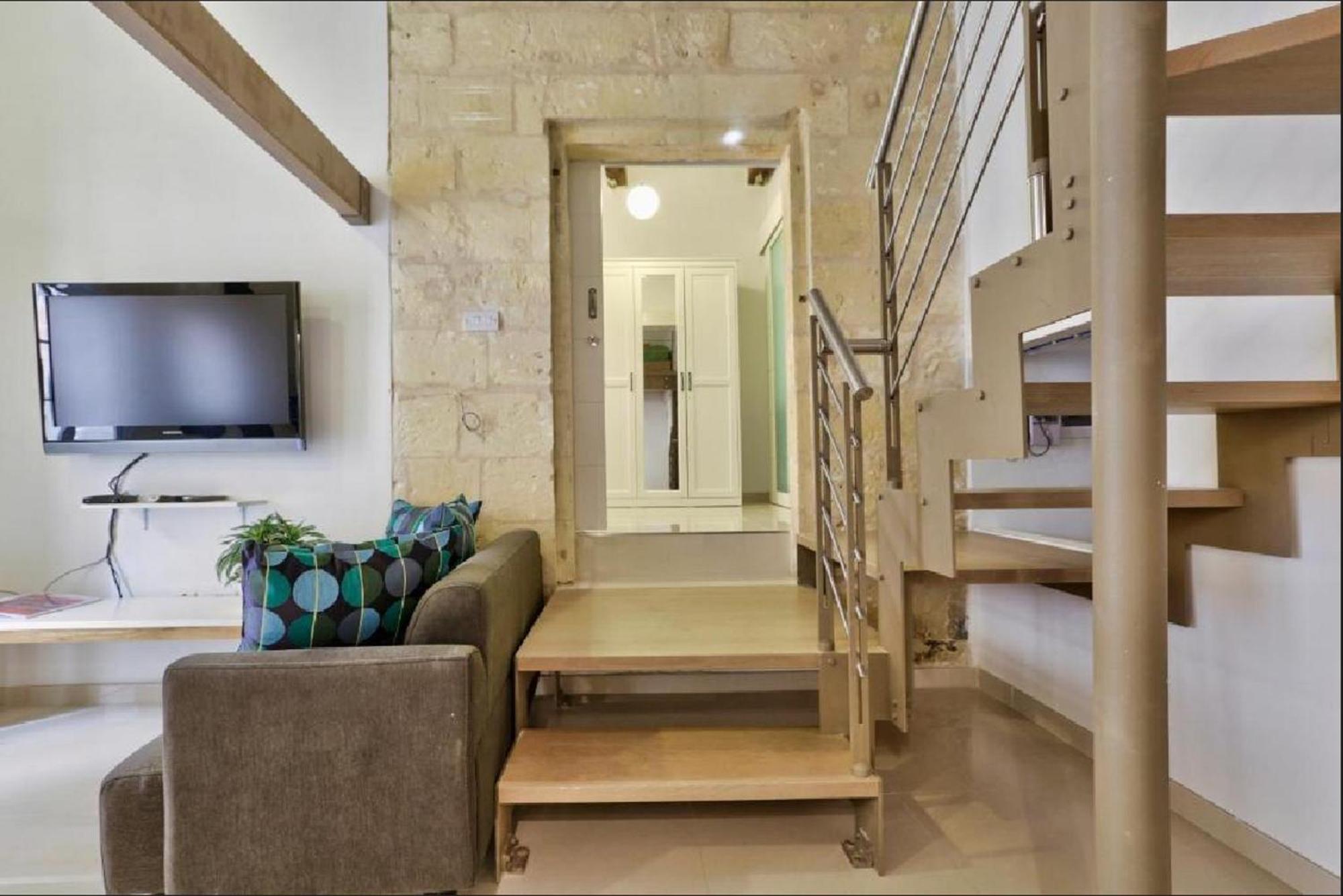 Exquisite 3-Bedroom Duplex Penthouse With Jacuzzi In Valletta Centre Esterno foto