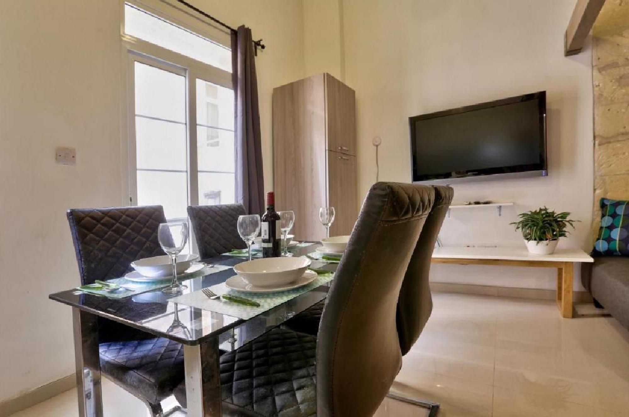 Exquisite 3-Bedroom Duplex Penthouse With Jacuzzi In Valletta Centre Esterno foto