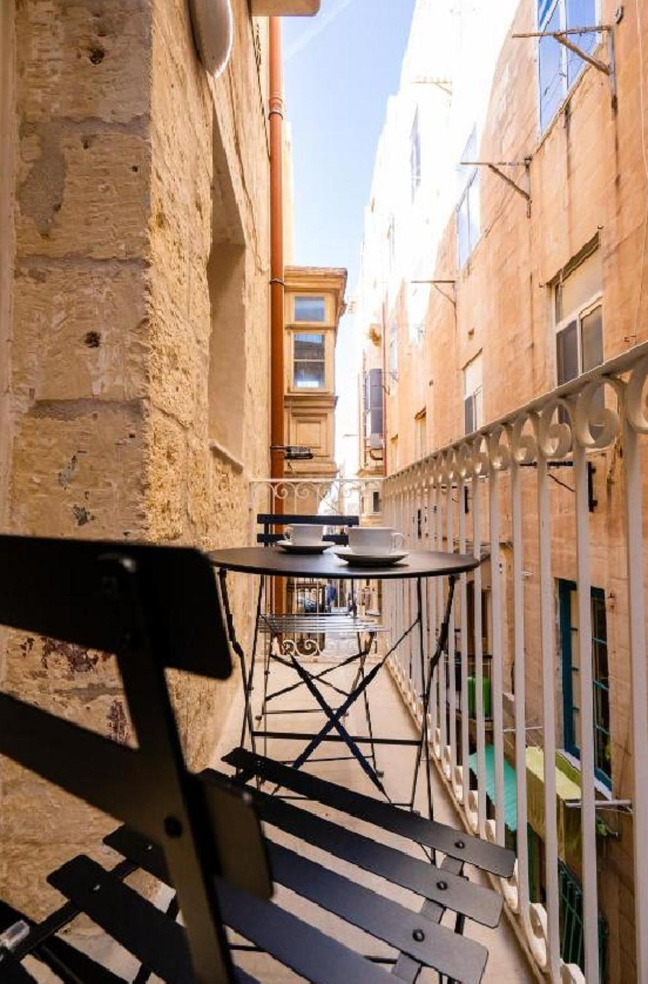 Exquisite 3-Bedroom Duplex Penthouse With Jacuzzi In Valletta Centre Esterno foto