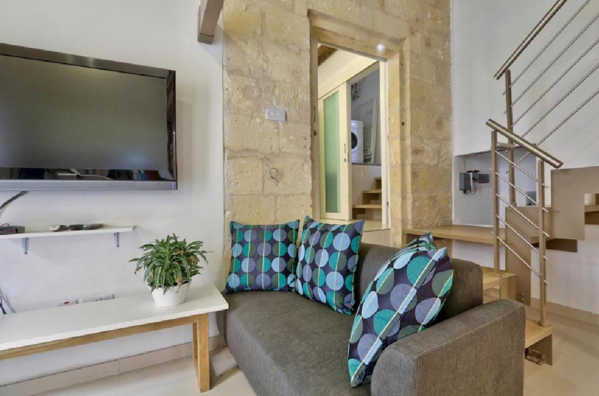 Exquisite 3-Bedroom Duplex Penthouse With Jacuzzi In Valletta Centre Esterno foto