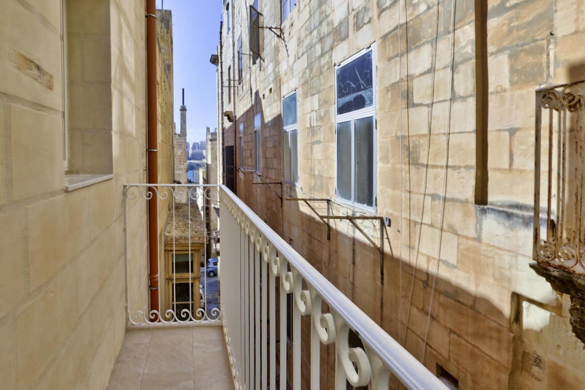 Exquisite 3-Bedroom Duplex Penthouse With Jacuzzi In Valletta Centre Esterno foto