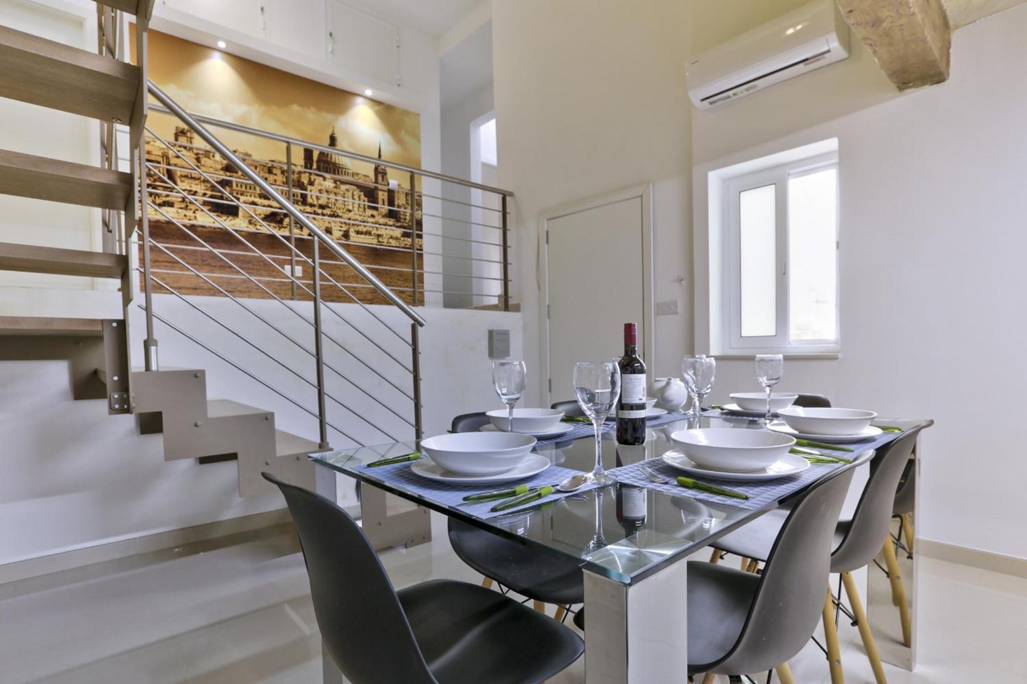 Exquisite 3-Bedroom Duplex Penthouse With Jacuzzi In Valletta Centre Esterno foto