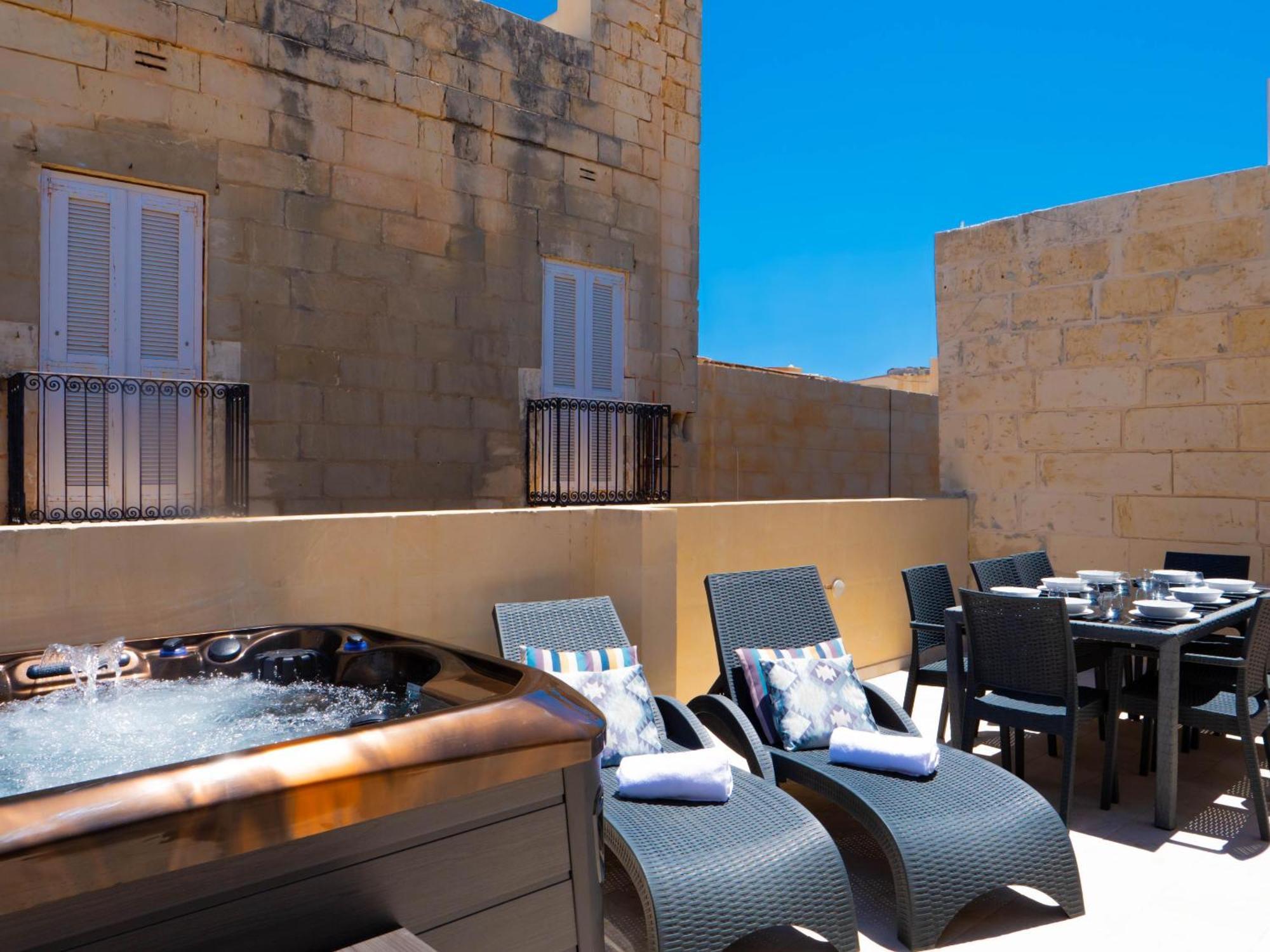 Exquisite 3-Bedroom Duplex Penthouse With Jacuzzi In Valletta Centre Esterno foto