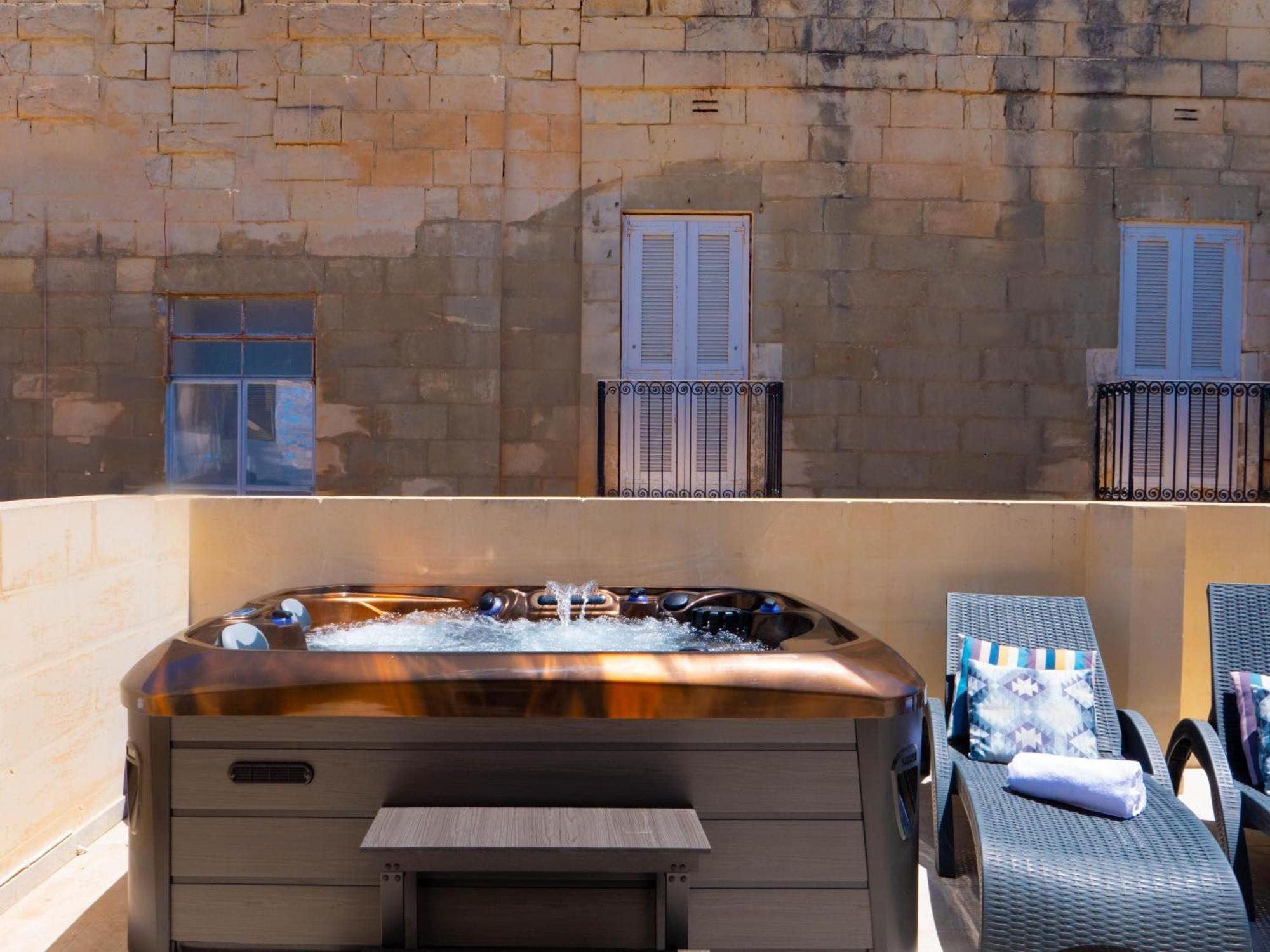 Exquisite 3-Bedroom Duplex Penthouse With Jacuzzi In Valletta Centre Esterno foto