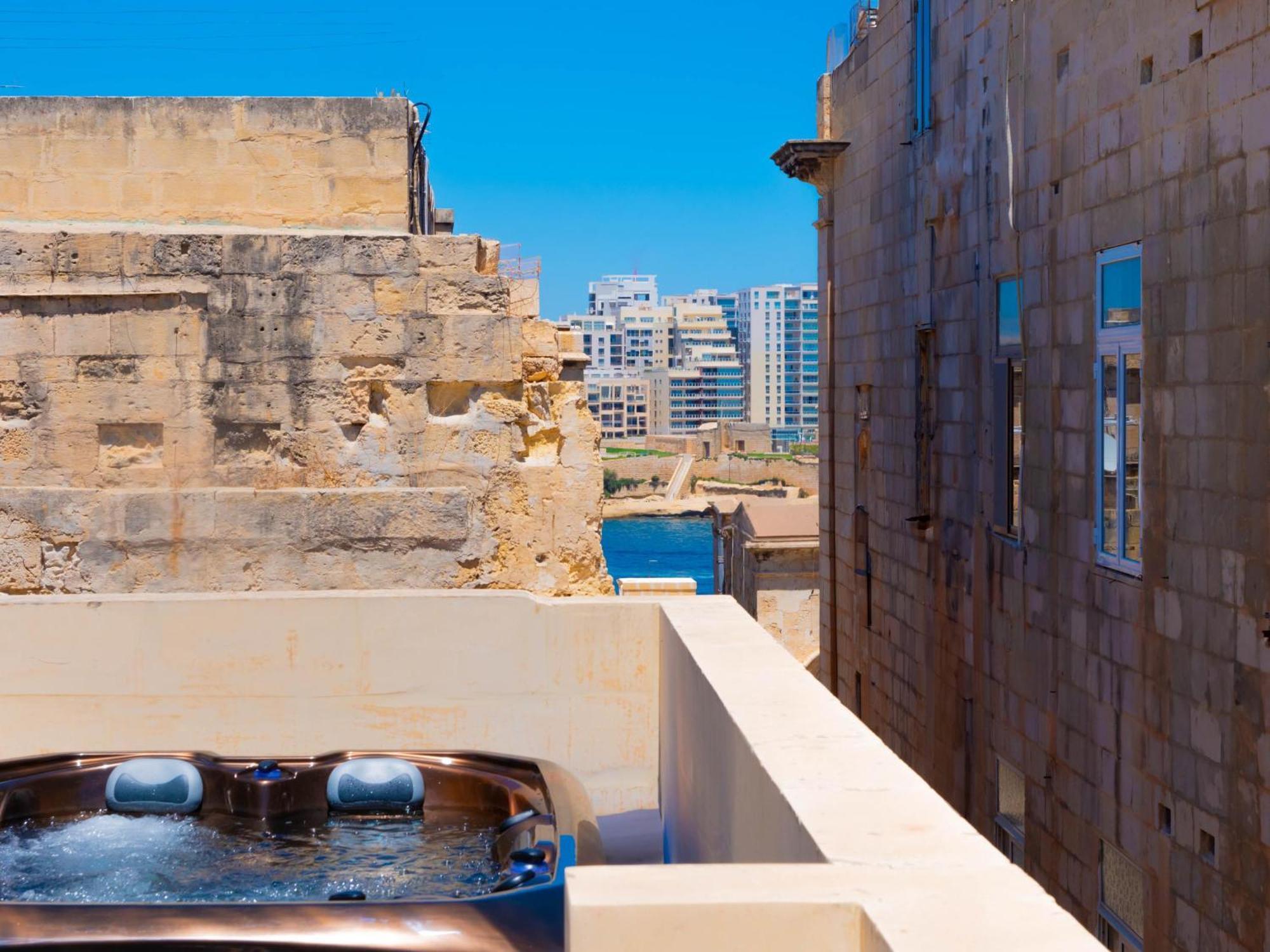 Exquisite 3-Bedroom Duplex Penthouse With Jacuzzi In Valletta Centre Esterno foto